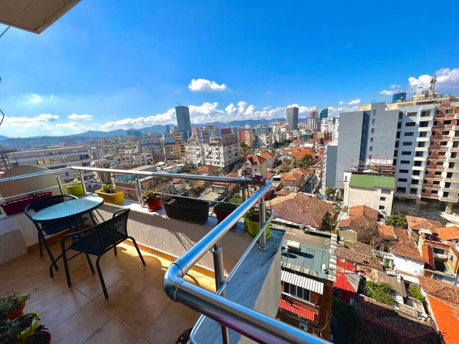 Central Tirana Flat Near Bazaar Exterior photo