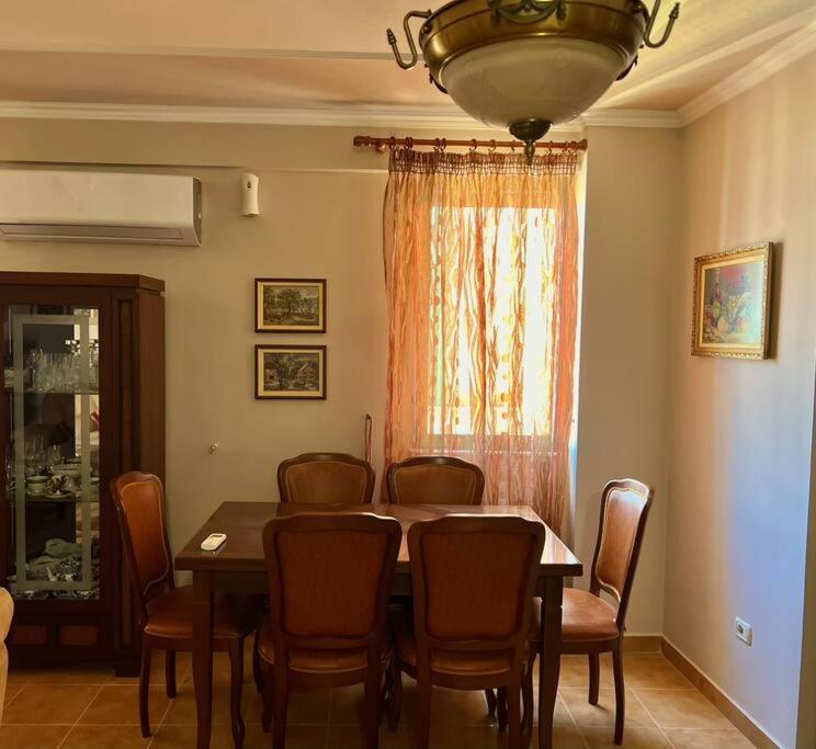 Central Tirana Flat Near Bazaar Exterior photo