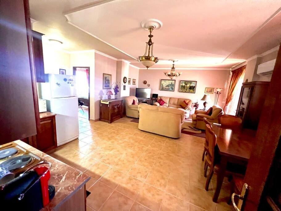 Central Tirana Flat Near Bazaar Exterior photo
