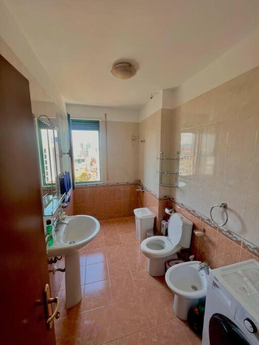 Central Tirana Flat Near Bazaar Exterior photo